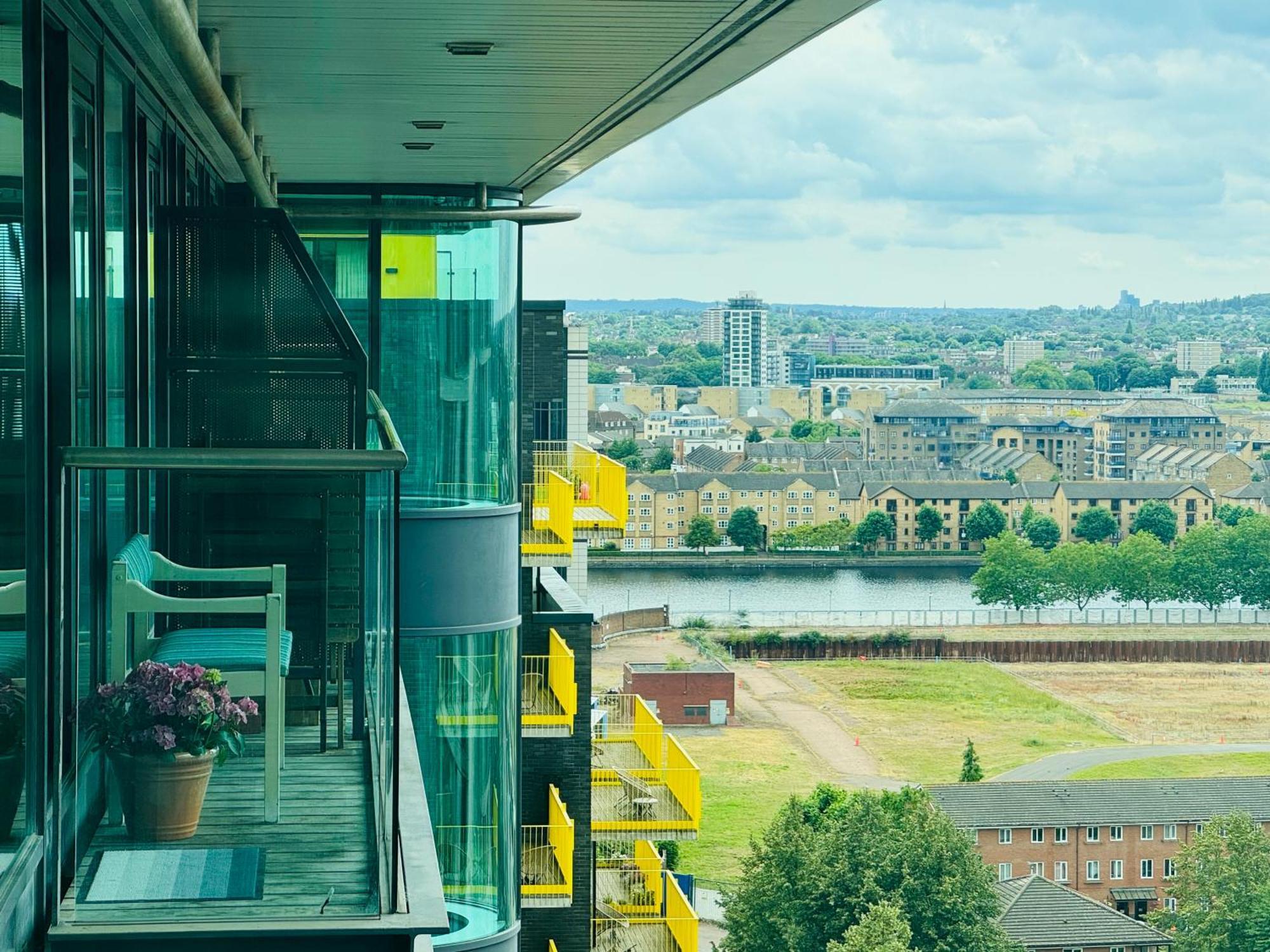 Modern 2Bed 2Bath Apartment Canary Wharf - Upto 5 Person London Exterior photo